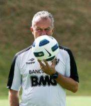 Leia mais sobre o artigo Dorival chama erro do árbitro de grotesco