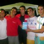 Leandro entrega troféu de campeões aos triatletas Lucas Leite, Hugo Amaral, André Dahbar e Frederico Zacharias (Higéia/Bom Pastor/Vida Ativa 2)
