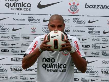 Leia mais sobre o artigo Adriano veste camisa do Corinthians e diz que está curado