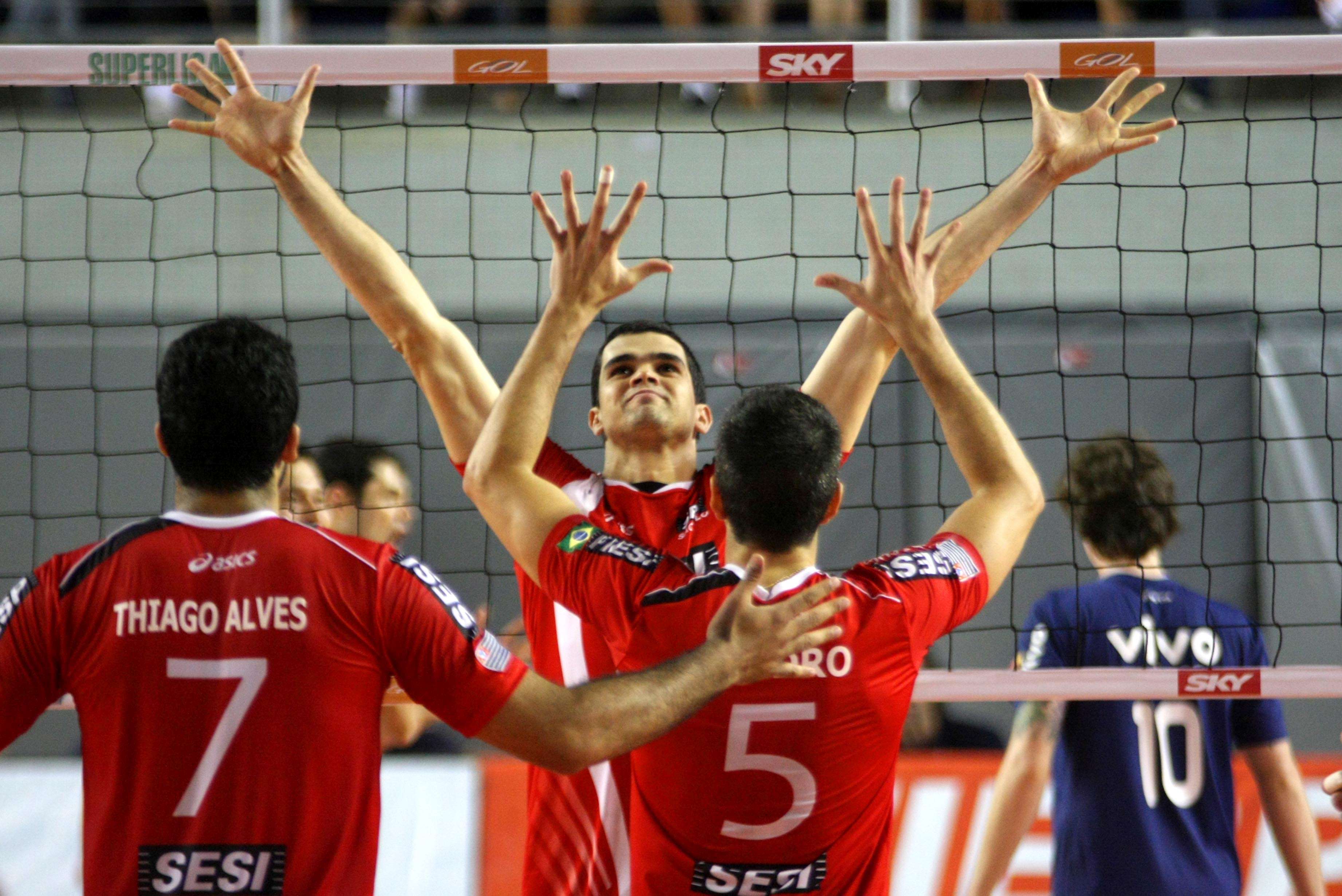 Leia mais sobre o artigo Superliga: Sesi, de Giovane, bate Minas, de André Nascimento