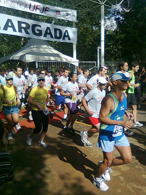 Leia mais sobre o artigo Jocemar e Andriléa vencem a I Corrida da UFJF, com 1.200 atletas