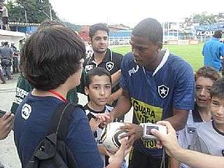 Leia mais sobre o artigo Maicosuel volta e faz o gol da vitória do Botafogo