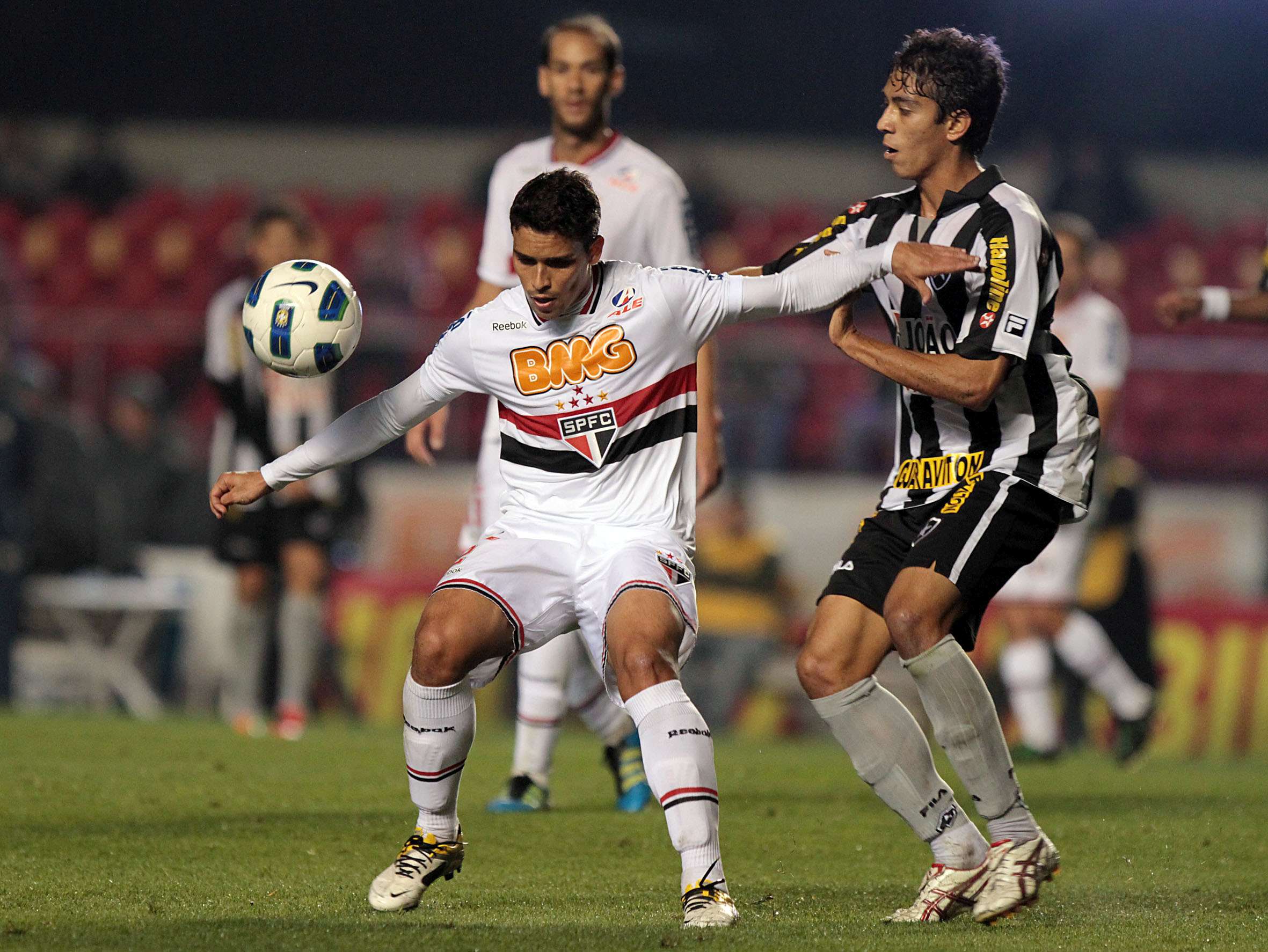 Leia mais sobre o artigo Ronaldinho brilha, Fogo vence, Corinthians lidera e Renato Gaúcho cai