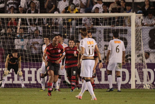 Leia mais sobre o artigo Fla de Ronaldinho faz história na Vila de Pelé
