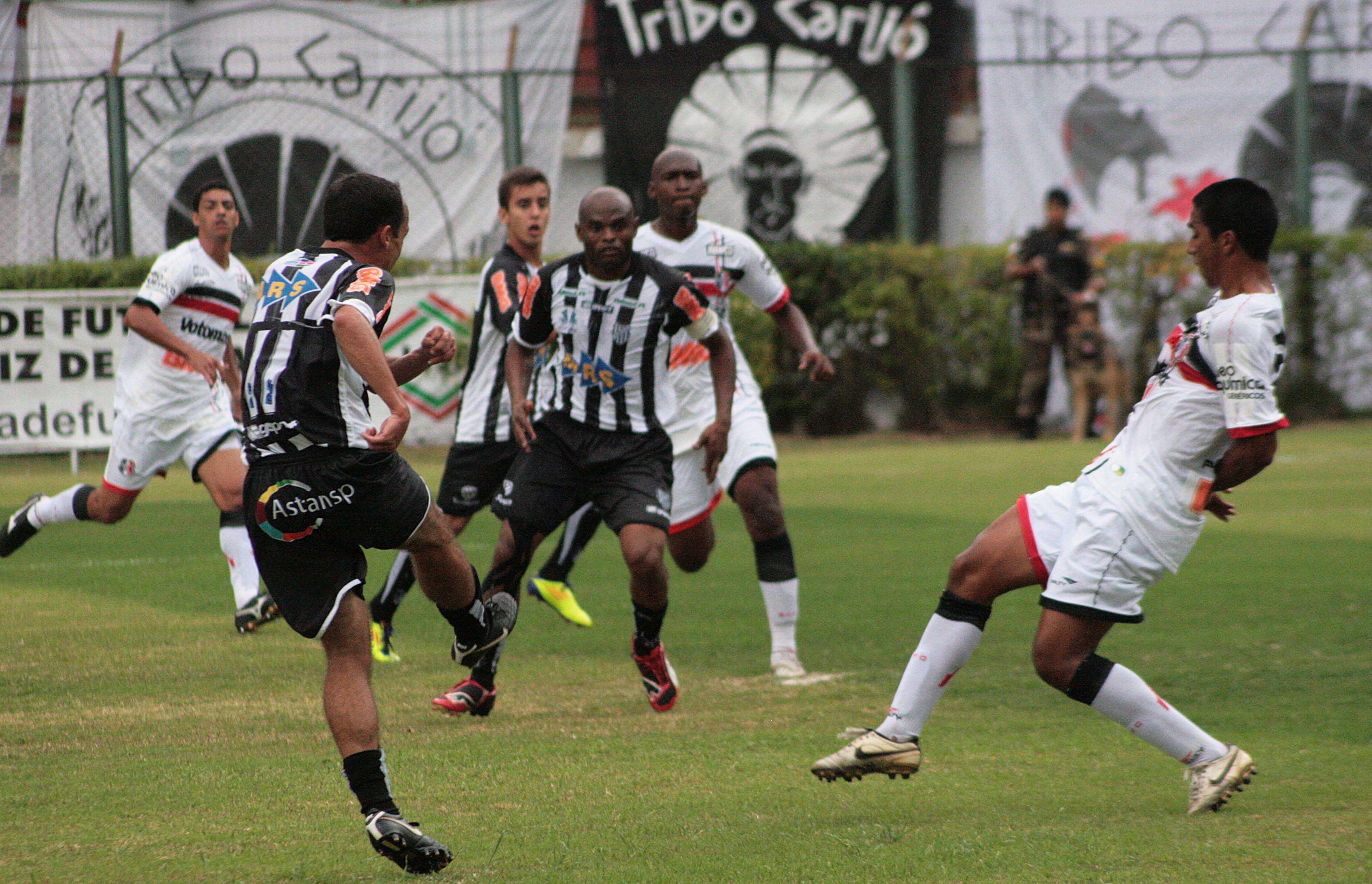 Leia mais sobre o artigo O pós-jogo no Santa Cruz: zagueiro diz que barulho da torcida do Tupi foi decisivo no lance do gol
