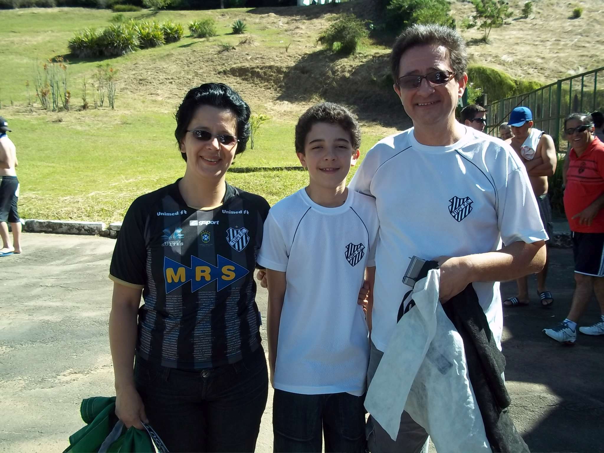 Leia mais sobre o artigo Vencedora da promoção do Toque de Bola veste a camisa e vai ao estádio com a família