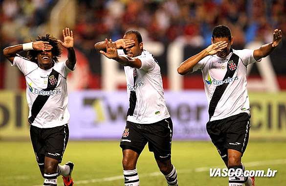 Leia mais sobre o artigo Deivid perde gol sem goleiro, Vasco vence mais uma de virada e decide Taça Guanabara