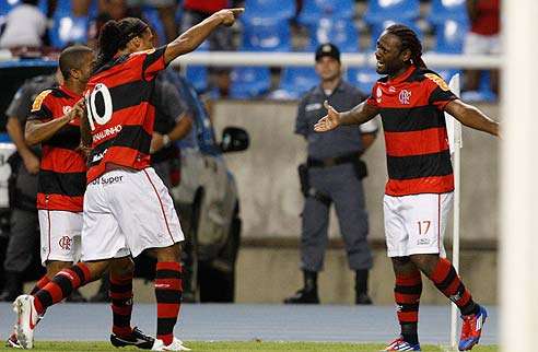 Leia mais sobre o artigo Fla vence com gol de Love e Ronaldinho é vaiado