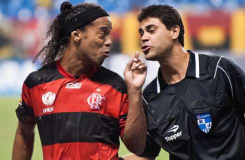 Leia mais sobre o artigo Fla vence o Flu mesmo com Ronaldinho Gaúcho expulso