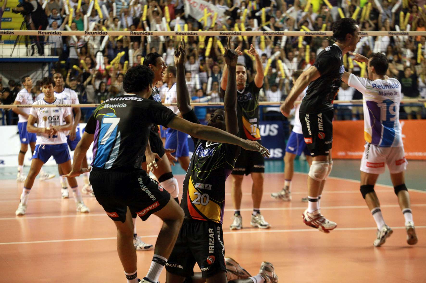 Leia mais sobre o artigo Osasco conquista Superliga Feminina. Na Masculina, Vôlei Futuro supera briga interna, vence RJX e decide contra Cruzeiro