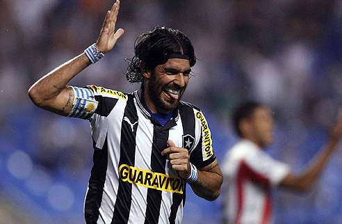 Leia mais sobre o artigo Loco Abreu faz 3, perde pênalti, e Botafogo vai à final da Taça Rio com 4 a 2 no Bangu