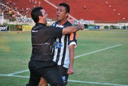Leia mais sobre o artigo Henrique renova com o Tupi até o final do Mineiro de 2013