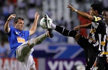 Leia mais sobre o artigo Cruzeiro vence Bota de virada com 3 gols em 6 minutos. Timão só empata
