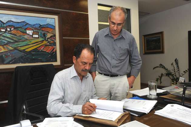 Leia mais sobre o artigo Prefeito assina contrato para a Copa 2014