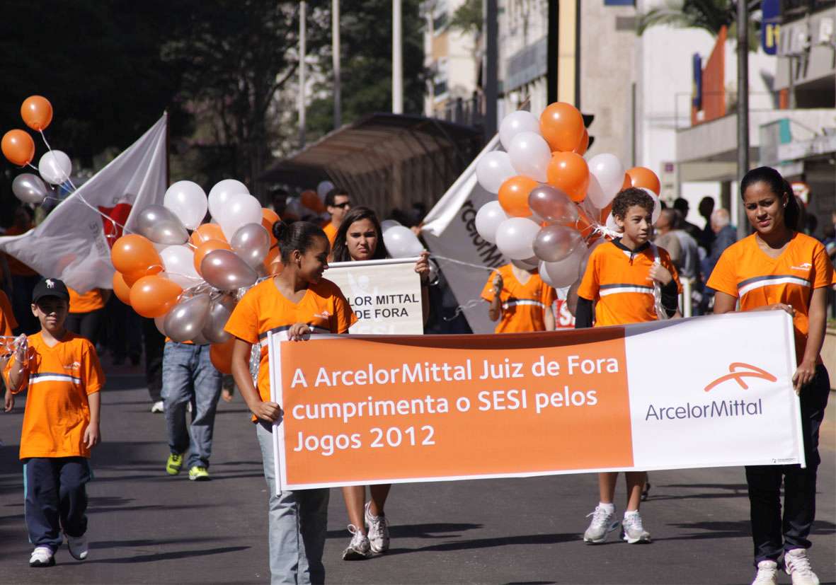 Leia mais sobre o artigo Jogos Sesi 2012:  quatro empresas são campeãs no desfile de abertura. Disputa começa na terça-feira