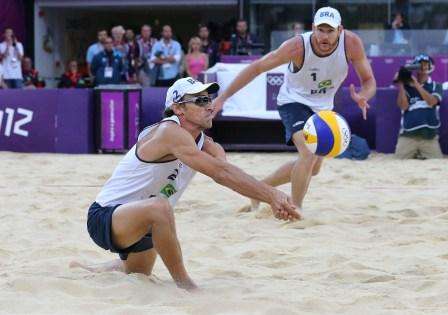 Leia mais sobre o artigo Londres 2012: Emanuel e Alison salvam match-point e estão na semifinal olímpica