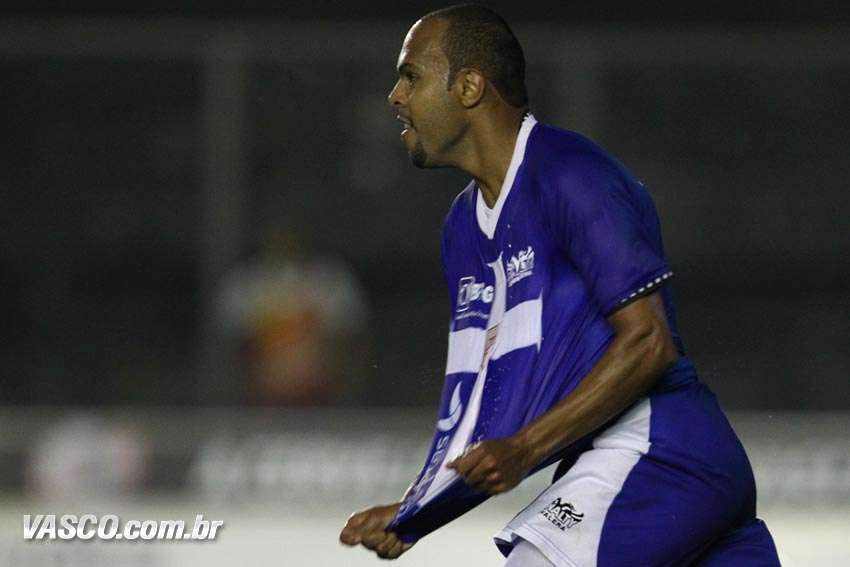 Leia mais sobre o artigo Flu abre 2 a 0, mas cede empate e liderança escapa. Vasco volta a vencer: 2 a 0 na Lusa