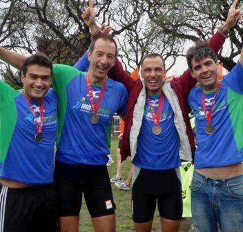 Leia mais sobre o artigo Quarteto de JF enfrenta chuva e frio, mas completa Maratona de Buenos Aires