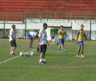 Leia mais sobre o artigo Roy treina finalizações e quer o Tupi jogando a vida contra o Santo André