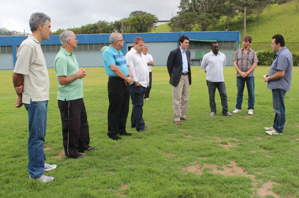 Leia mais sobre o artigo Prefeito vai ao Estádio Mário Helênio. Gramado preocupa