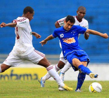 Leia mais sobre o artigo Cruzeiro passa pelo Flu. Peixe e Porco seguem vivos