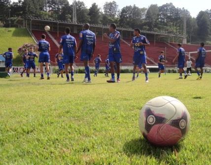 Leia mais sobre o artigo Tupi treina pesado e anuncia jogo-treino com o Resende
