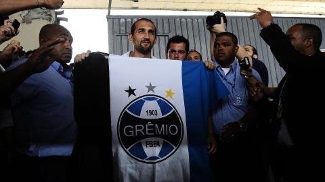 Leia mais sobre o artigo Grêmio faz festa para Barcos, mas LDU pode “melar” transferência
