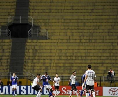 Leia mais sobre o artigo Guerrero e Pato garantem vitória silenciosa do Timão