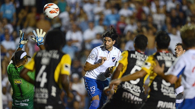 Leia mais sobre o artigo Libertadores começa com gol de Loco Abreu