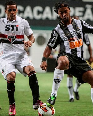 Leia mais sobre o artigo Garçom Ronaldinho comanda o Atlético na vitória sobre o São Paulo