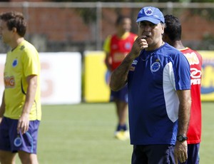 Leia mais sobre o artigo Desfalcado, Cruzeiro testa time misto