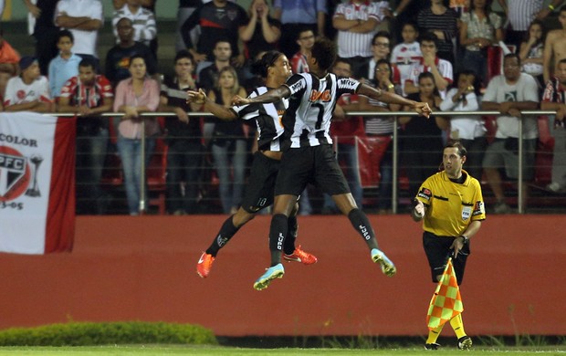 Leia mais sobre o artigo Libertadores: Flu sai atrás contra o Emelec e Galo complica o São Paulo