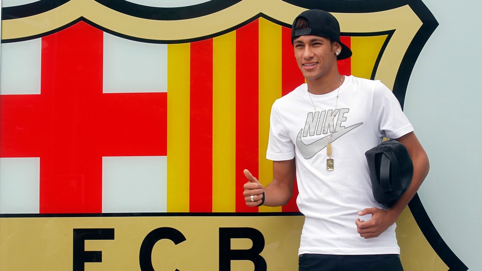 Leia mais sobre o artigo Neymar é apresentado, “arranha” o catalão e é ovacionado no Camp Nou