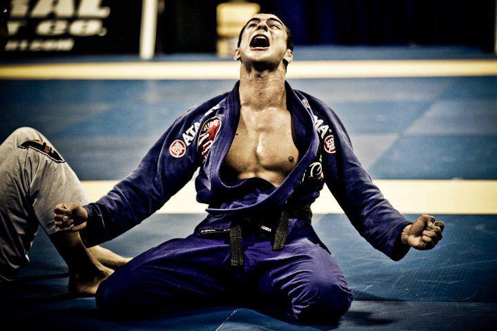 Leia mais sobre o artigo Faixa Preta: trajetória de Bernardo Faria no Jiu-Jitsu