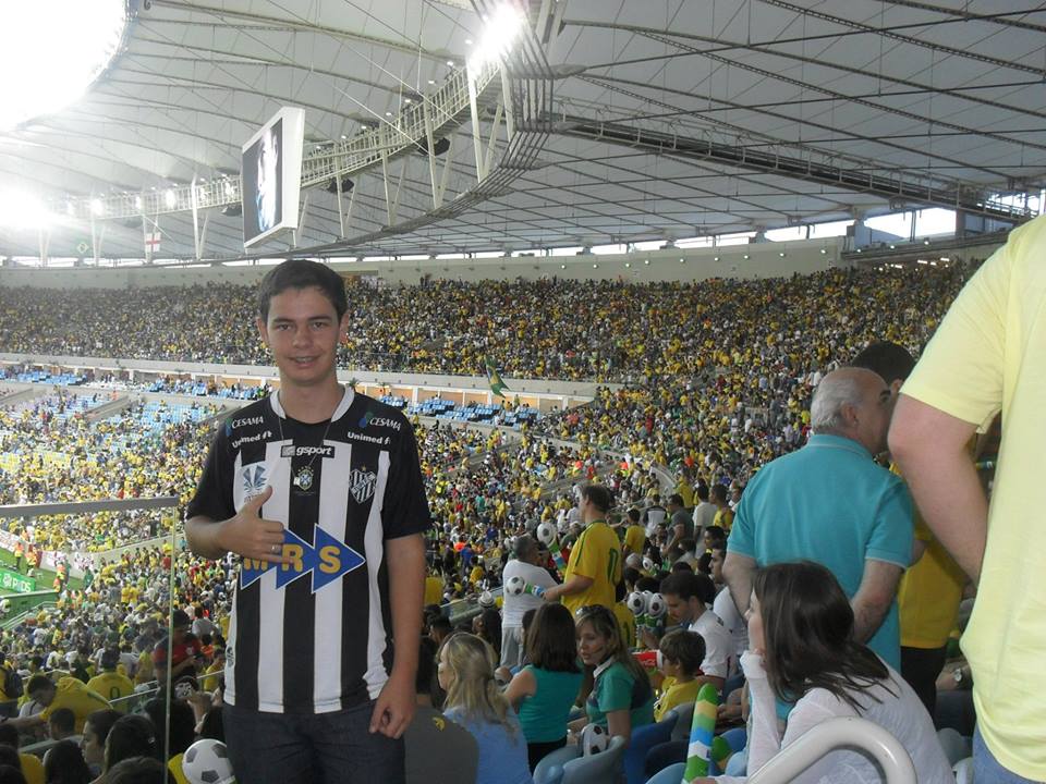 Leia mais sobre o artigo Torcedor de JF veste camisa do Tupi e aprova Maracanã