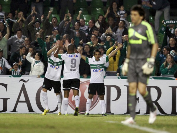 Leia mais sobre o artigo Alex desequilibra, Coxa bate o Flu e lidera. Procura-se Thiago Neves