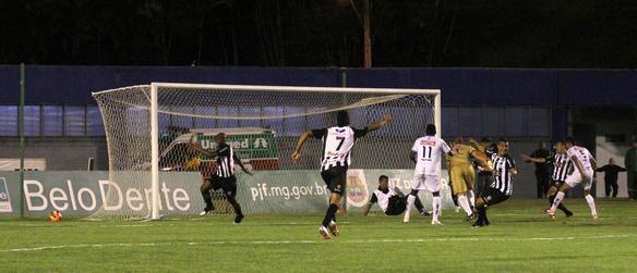 Leia mais sobre o artigo Massagista invade campo e “salva” gol do Tupi. No ar, o “Vexame Aparecidense”