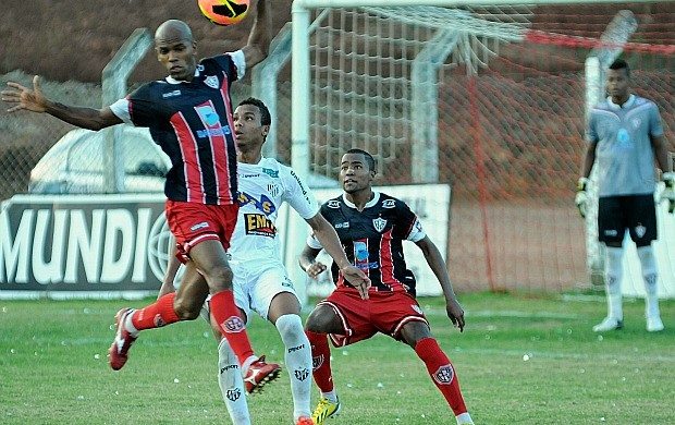 Leia mais sobre o artigo Meio campo Sidinei volta ao Tupi para temporada 2014