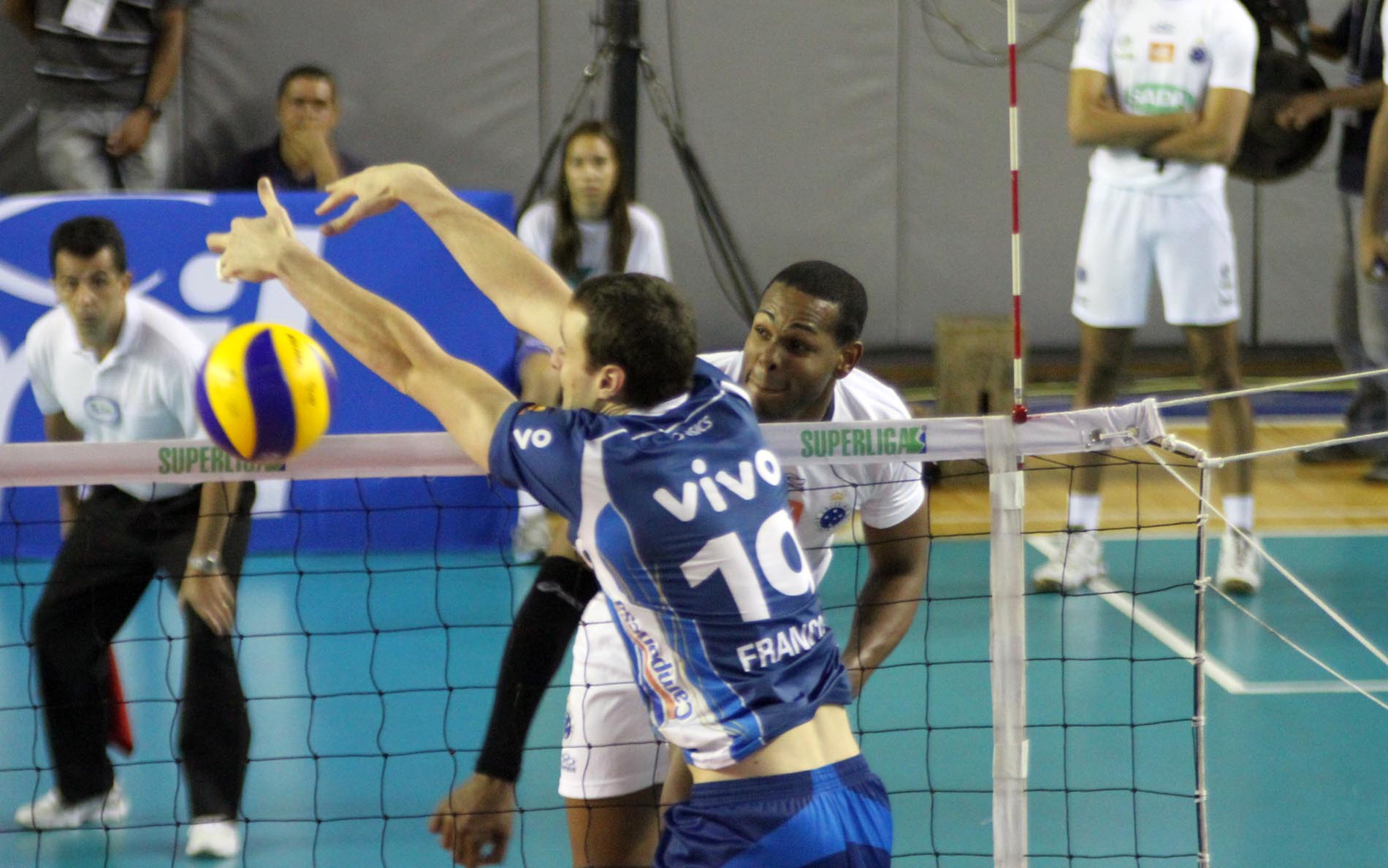 Leia mais sobre o artigo Cruzeiro chega à decisão da Superliga pela quarta vez consecutiva: 3 a 0 de novo sobre o Minas