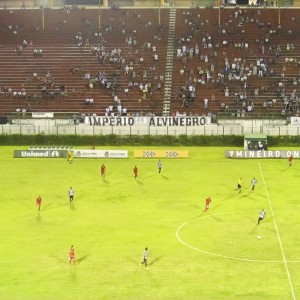 Leia mais sobre o artigo Tupi x Guarani: Torcida promete novo ‘apitaço’ e estádio preto e branco. Ingressos estão à venda
