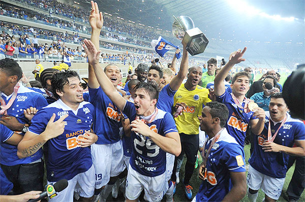 Leia mais sobre o artigo Com polêmica, Cruzeiro é campeão invicto ao empatar de novo com o Atlético