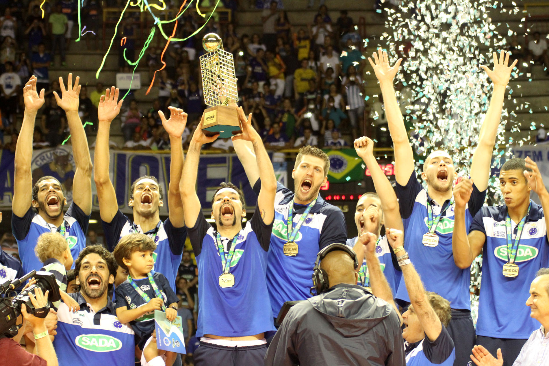 Leia mais sobre o artigo Cruzeiro comemora bicampeonato da Superliga Masculina