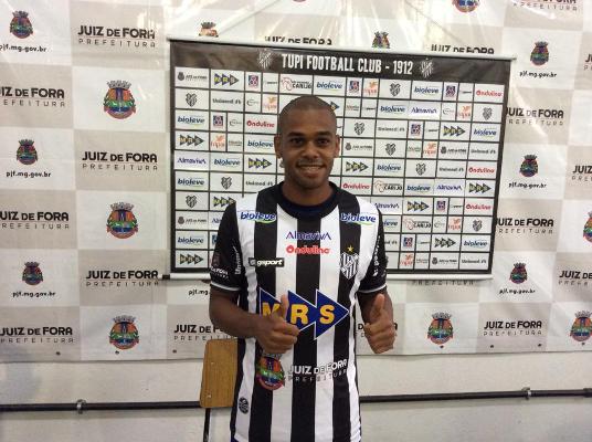 Leia mais sobre o artigo Tupi apresenta meia Dieguinho, novo camisa 10 carijó