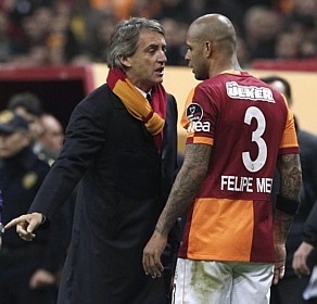 Leia mais sobre o artigo Em jogo com 16 cartões e Felipe Melo entre o bem e o mal, Galatasaray vence Fenerbahçe
