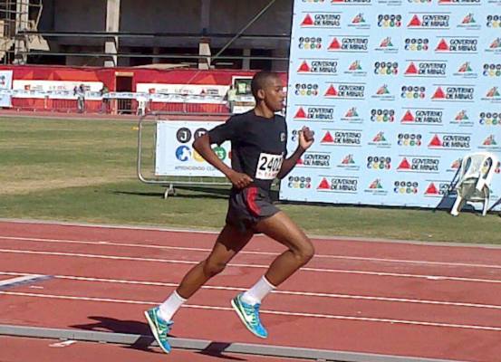 Leia mais sobre o artigo Robison Gomes, do CRIA UFJF, bate recorde mineiro nos 1.500m em Brasileiro de Atletismo