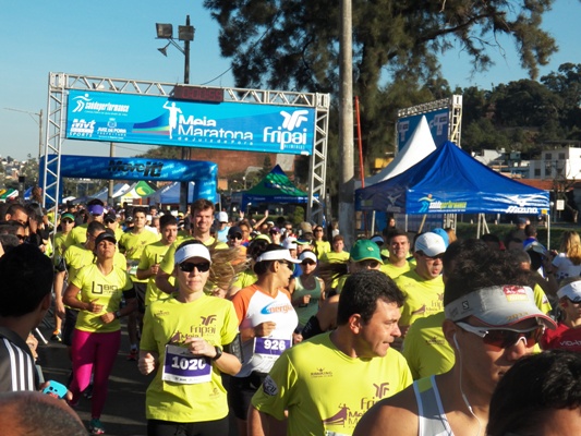 Leia mais sobre o artigo Meia Maratona de JF Fripai: atletas erram retorno e correm 2km a mais