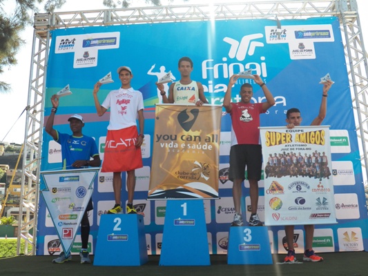 Leia mais sobre o artigo Flávio e Zirlene vencem Meia Maratona de JF Fripai/PJF. Super Amigos A e SaúdePerformance levam por equipes