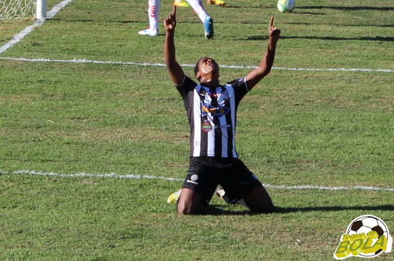 Leia mais sobre o artigo Jejum? Já era. Veja fotos exclusivas do primeiro gol de Élder Santana pelo Tupi. Com emoção e dancinha