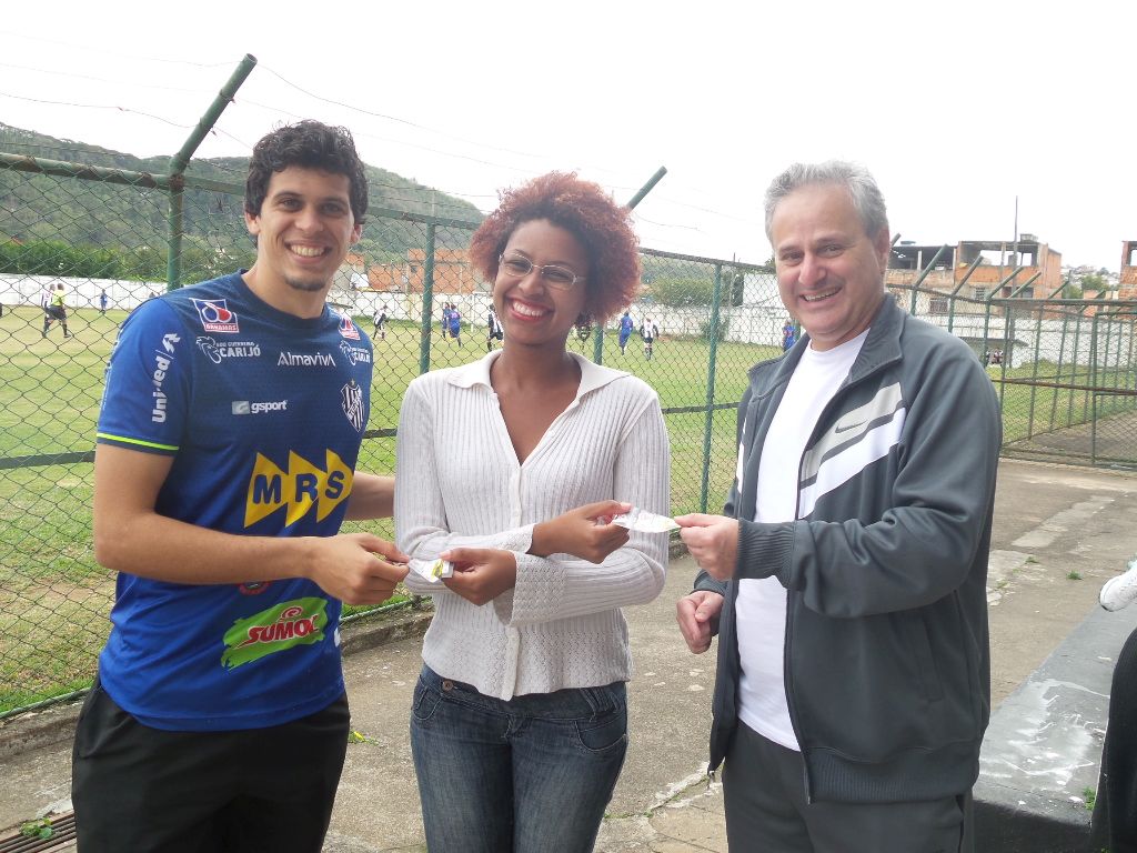 Leia mais sobre o artigo Rodrigo entrega ingressos do Toque de Bola. Condé não poupa jogador por causa do gramado. Rodada começa bem para o Tupi
