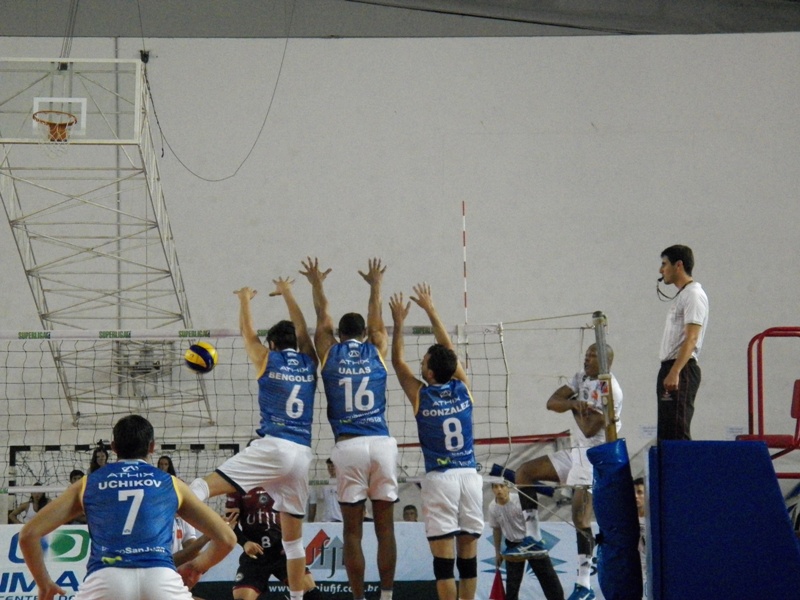 Leia mais sobre o artigo UFJF abusa dos erros e perde 1º amistoso contra UPCN por 3 sets a 0. Fábio Paes sai lesionado